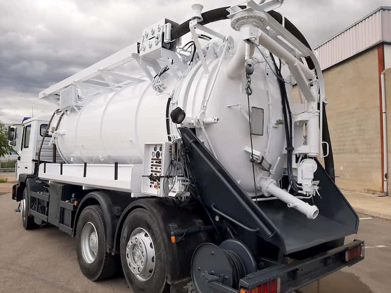 Proceso de limpieza de fosa séptica con camiones - Saneamientos Mungia